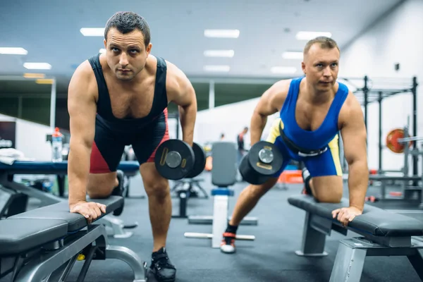 Két Férfi Súlyemelők Csinál Padon Súlyzó Gyakorlása Tornaterem Belső Háttér — Stock Fotó