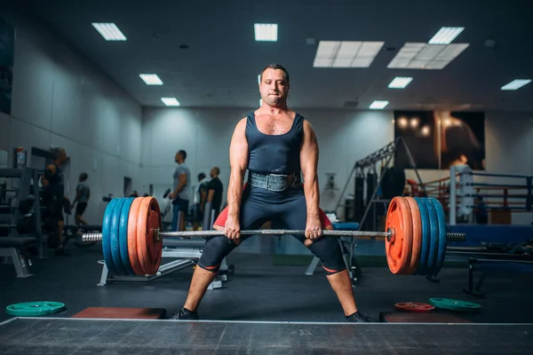 Sterke Gewichtheffer Doen Oefening Met Barbell Deadlift Sportschool Interieur Achtergrond — Stockfoto