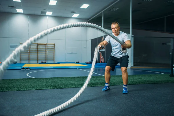 Crossfit トレーニングのジムでロープでオスの運動選手 クロス フィットのトレーニング 筋力運動 — ストック写真