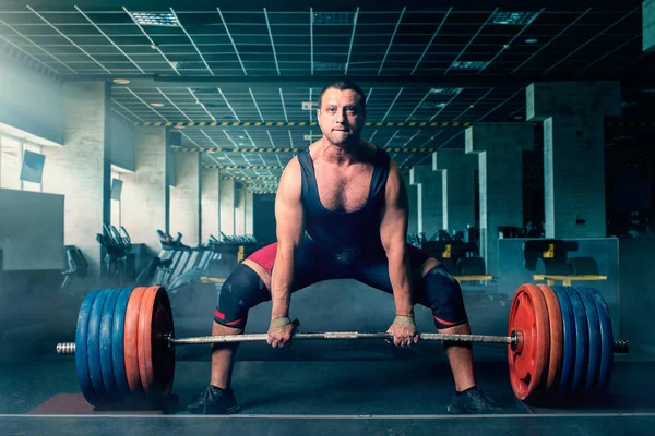 Male Weightlifter Prepares Pull Heavy Barbell Deadlift Gym Interior Background — Stock Photo, Image