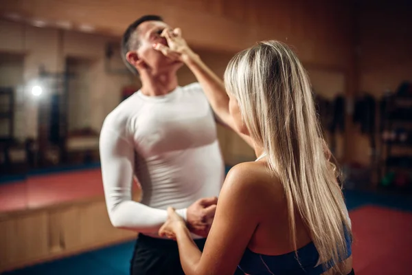 Vrouwelijke Persoon Maakt Pijn Ogen Zelfverdediging Training Met Mannelijke Personal — Stockfoto