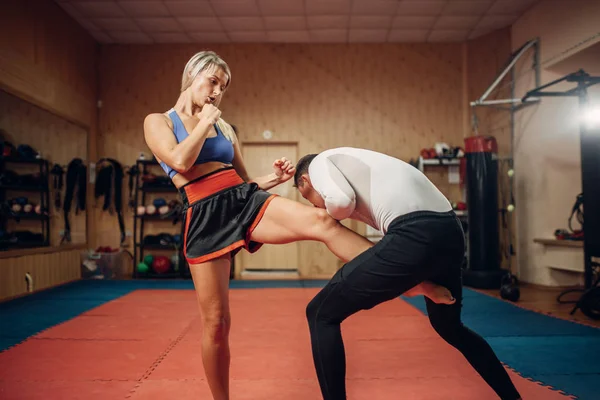 Vrouwelijke Persoon Maakt Een Kick Lies Zelfverdediging Training Met Mannelijke — Stockfoto