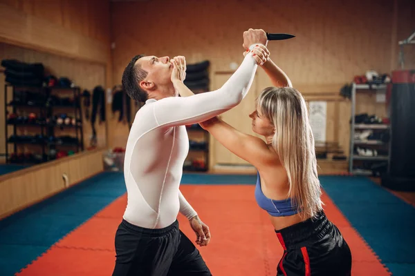 Vrouw Maakt Punch Aan Keel Zelfverdediging Training Met Mannelijke Personal — Stockfoto