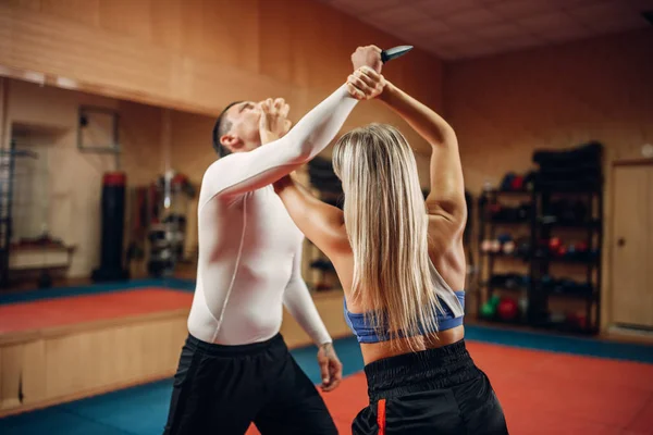 Vrouw Maakt Punch Aan Keel Zelfverdediging Training Met Mannelijke Personal — Stockfoto