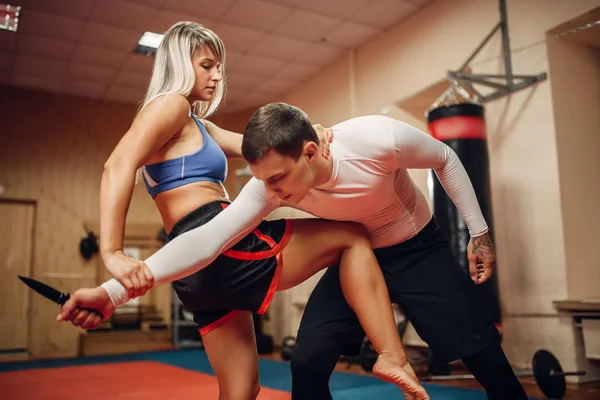 Femme Pratiquant Coup Pied Genou Estomac Sur Entraînement Auto Défense — Photo