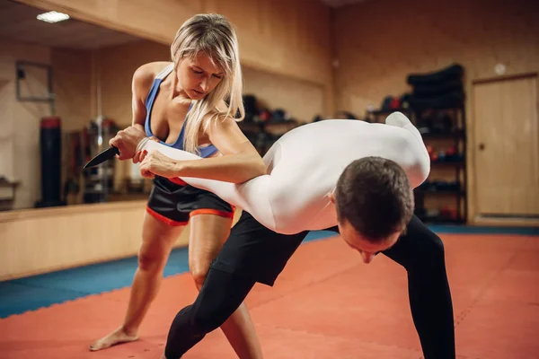 Vrouw Maakt Elleboog Kick Zelfverdediging Training Met Mannelijke Personal Trainer — Stockfoto