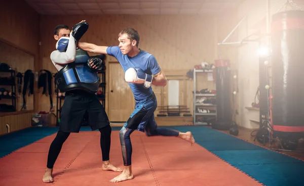 Mannelijke Kickbokser Handschoenen Hand Punch Met Een Persoonlijke Trainer Pads — Stockfoto