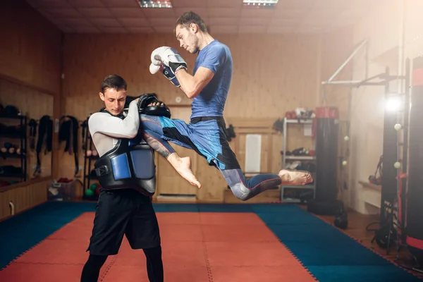 Hombre Kickboxer Haciendo Patada Salto Practicando Con Entrenador Personal Entrenamiento — Foto de Stock