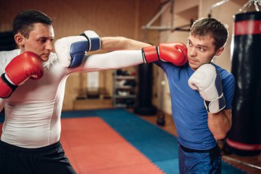 İki erkek kickboxers salonunda egzersiz pratik eldiven. Ortak fikir tartışması eğitim, Aksiyon, pratikte kickboks savaşçıları