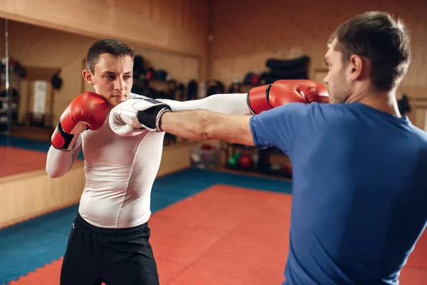 Dos Kickboxers Masculinos Con Guantes Practicando Ejercicio Gimnasio Combatientes Entrenamiento —  Fotos de Stock