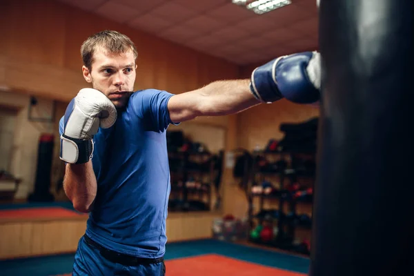 Kickboxer Schlägt Beim Training Fitnessstudio Auf Den Boxsack Ein Boxer — Stockfoto