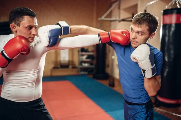 Twee Mannelijke Kickboksers Handschoenen Beoefenen Sporten Fitnessruimte Strijders Opleiding Kickboksen — Stockfoto