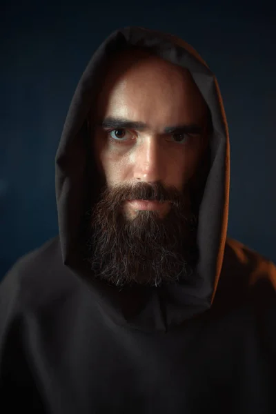 Portrét Středověkého Mnicha Černém Oblečení Kapucí Náboženství Tajemný Mnich Tmavých — Stock fotografie