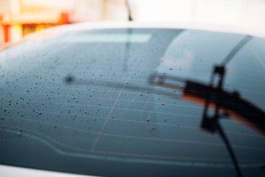 Mum portre, hiç kimse, süreç, su itici kaplama waxing, araba arka cam damla ile. Touchless self-servis oto yıkama açık. Otomobil yıkama. Yaz gününde temizlik araç 