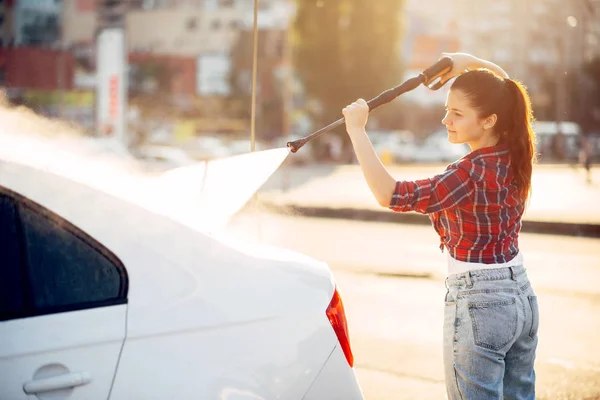Mulher Bonito Auto Serviço Lavagem Carros Lavagem Veículos Livre Dia — Fotografia de Stock