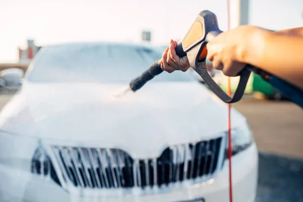 Las Mujeres Lavan Espuma Del Coche Mujer Joven Auto Servicio —  Fotos de Stock