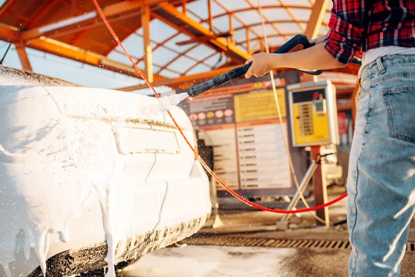 Weibliche Person Mit Hochdruck Wasserpistole Den Händen Bedeckt Das Fahrzeug — Stockfoto