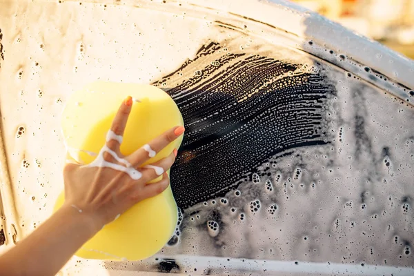 Mão Mulher Com Esponja Esfregando Veículo Com Espuma Lavagem Carro — Fotografia de Stock