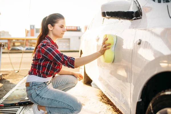 Mujer Joven Con Esponja Lavado Vehículos Con Espuma Lavado Coches — Foto de Stock