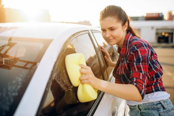 Mujer Joven Con Esponja Lavado Vidrio Del Vehículo Con Espuma — Foto de Stock