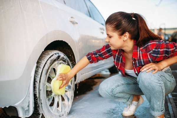 Cute Woman Sponge Scrubbing Vehicle Wheel Foam Car Wash Lady — Stock Photo, Image