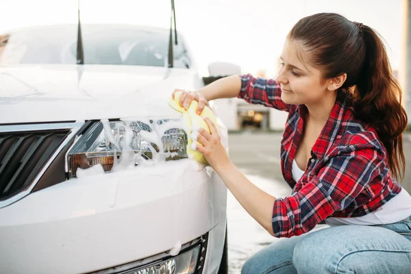 Female Person Sponge Cleans Vehicle Headlight Car Wash Young Woman — Stock Photo, Image