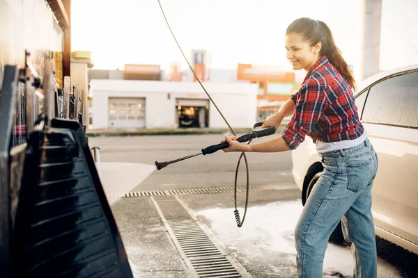 Młoda Kobieta Samoobsługowej Myjni Samochodowej Mycie Letni Dzień Zewnątrz Pojazdu — Zdjęcie stockowe