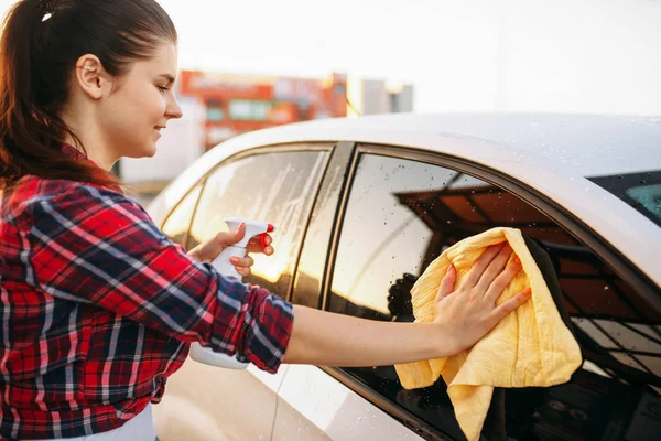 Cute Woman Cleans Front Glass Car Sponge Spray Carwash Lady — Stock Photo, Image