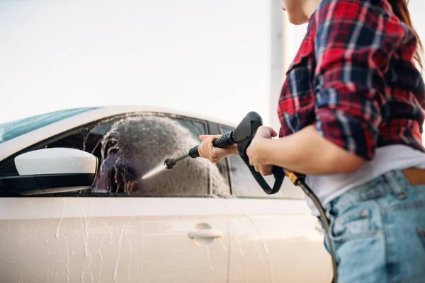 Frauen Waschen Den Schaum Aus Der Autoscheibe Frau Auf Selbstbedienungs — Stockfoto