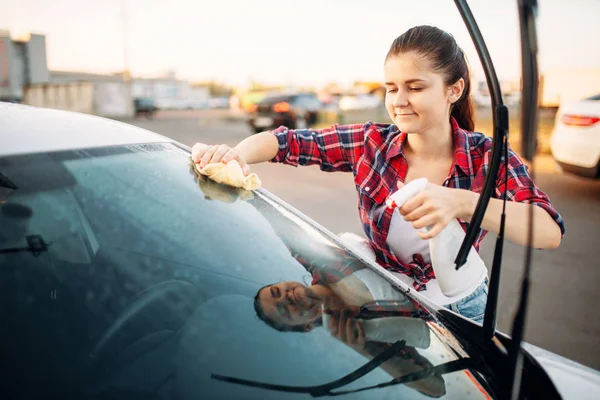 Mujer Linda Limpia Vidrio Frontal Del Coche Con Esponja Aerosol — Foto de Stock