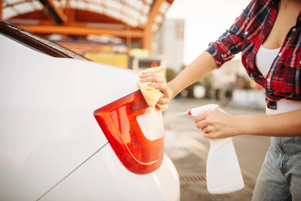 Mulher Bonito Limpa Luzes Traseiras Carro Com Esponja Spray Carwash — Fotografia de Stock