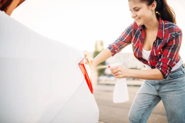 Mulher Bonito Limpa Luzes Traseiras Carro Com Esponja Spray Carwash — Fotografia de Stock