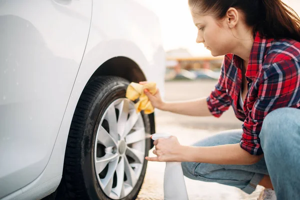 Mujer Limpia Disco Rueda Del Coche Con Spray Lavado Coches — Foto de Stock