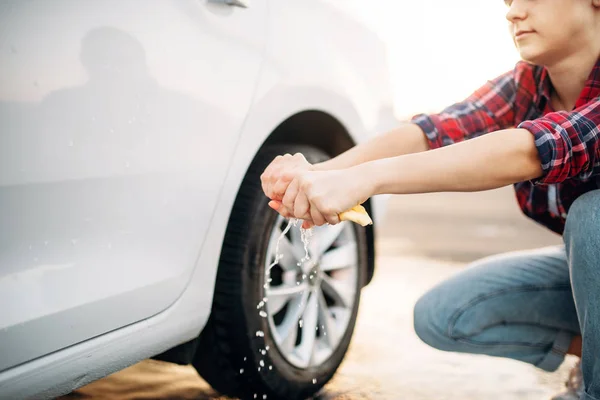 Weibliche Person Auf Selbstbedienungs Autowaschanlage Autowaschprozess Autowäsche Freien Sommertagen Frau — Stockfoto