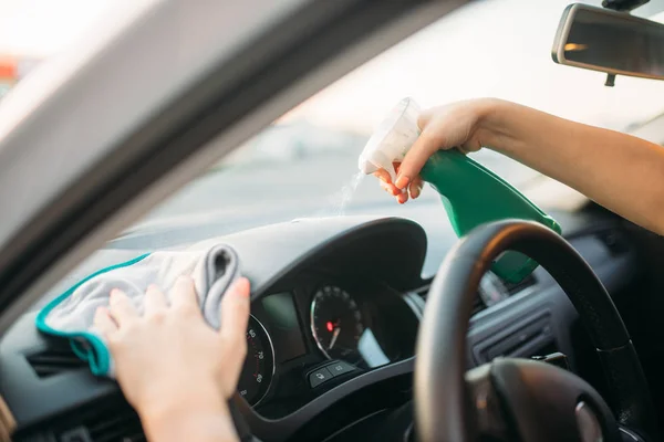 Persona Femenina Pule Salpicadero Del Coche Proceso Pulido Lavado Coches — Foto de Stock