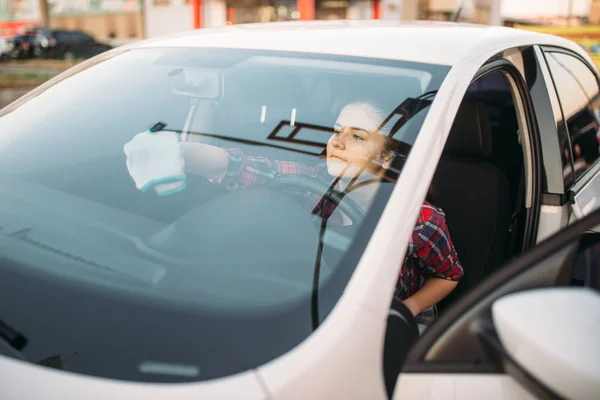 Woman Wipes Windshield Car Carwash Lady Self Service Automobile Washing — Stock Photo, Image