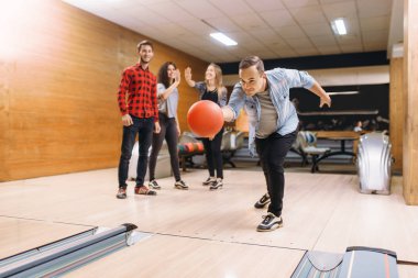 Erkek Melon lane üzerinde topu atar. Oyun Kulübü, etkin boş oynayan bowling salonu takımlar