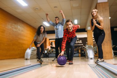 Erkek Melon lane, önden görünüm, Aksiyon fırlatma topu atar. Oyun Kulübü, etkin boş oynayan bowling salonu takımlar