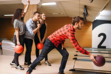Erkek Melon lane, önden görünüm, Aksiyon fırlatma topu atar. Oyun Kulübü, etkin boş oynayan bowling salonu takımlar
