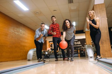 Erkek Melon lane, önden görünüm, Aksiyon fırlatma topu atar. Kulüpte oyun oynayan bowling salonu takımlar