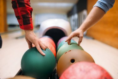 İki erkek bowlers alır taşaklarından besleyici. Bowling salonu oyuncular hazırlar için bir kusmak yapar. Klasik Labut oyun kulübü, etkin boş