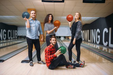 Bowling takımı Lane'de topları elleri ile poz veriyor. Oyuncular rekabet önce. Klasik Labut oyun kulübü, etkin boş arkadaşlar