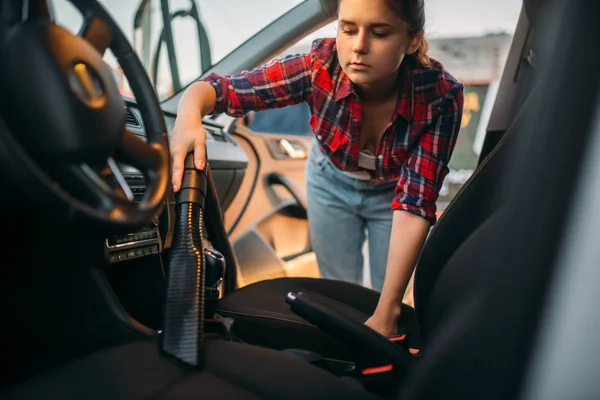 Mulher Limpa Interior Carro Com Aspirador Lavagem Carros Senhora Com — Fotografia de Stock