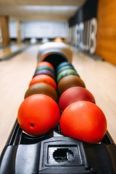 Palle Bowling Colori Alimentatore Corsia Con Spilli Sullo Sfondo Nessuno — Foto Stock