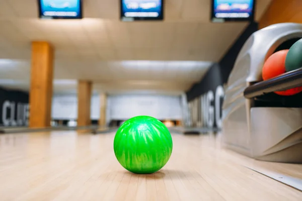 Grüne Bowlingkugel Auf Holzboden Club Nahaufnahme Niemand Schalenspiel Konzept — Stockfoto