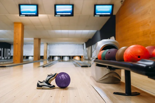Bowlingball Und Hausschuhe Auf Holzboden Club Stecknadeln Hintergrund Niemand Schalenspiel — Stockfoto