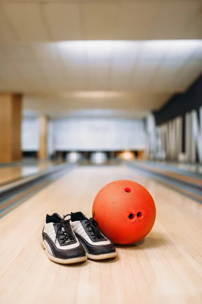 Bola Boliche Sapatos Casa Pista Clube Alfinetes Fundo Ninguém Bowl — Fotografia de Stock