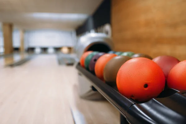 Farbige Bowlingkugeln Feeder Bahn Mit Stecknadeln Hintergrund Niemand Schalenspiel Konzept — Stockfoto