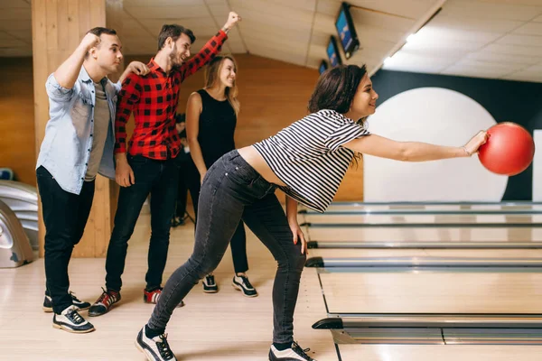 Női Bowler Lane Labda Dobás Akcióban Strike Lövés Előkészítése Bowling — Stock Fotó