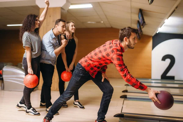 Male Bowler Throws Ball Lane Front View Throwing Action Bowling — Stock Photo, Image